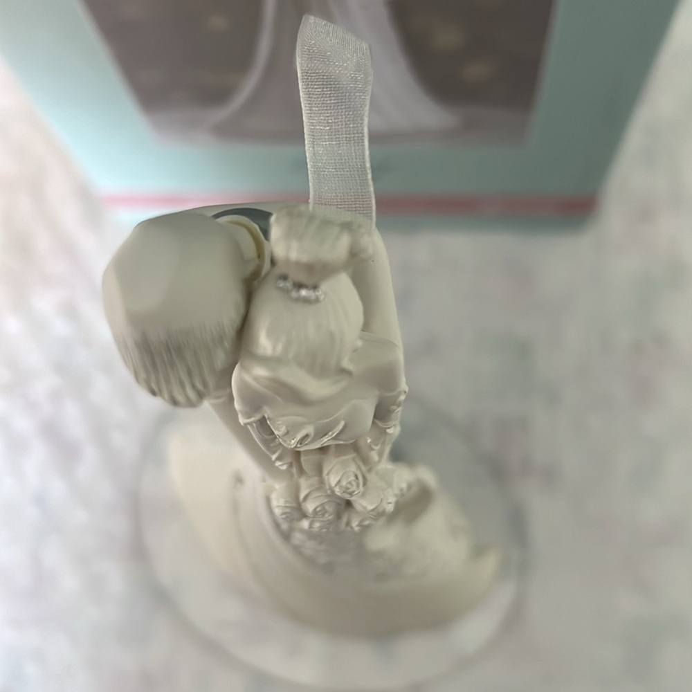 🆕Gina Free-hill collection Wedding EMBRACE CAKE TOPPER Polyresin Bride Groom - Picture 12 of 13